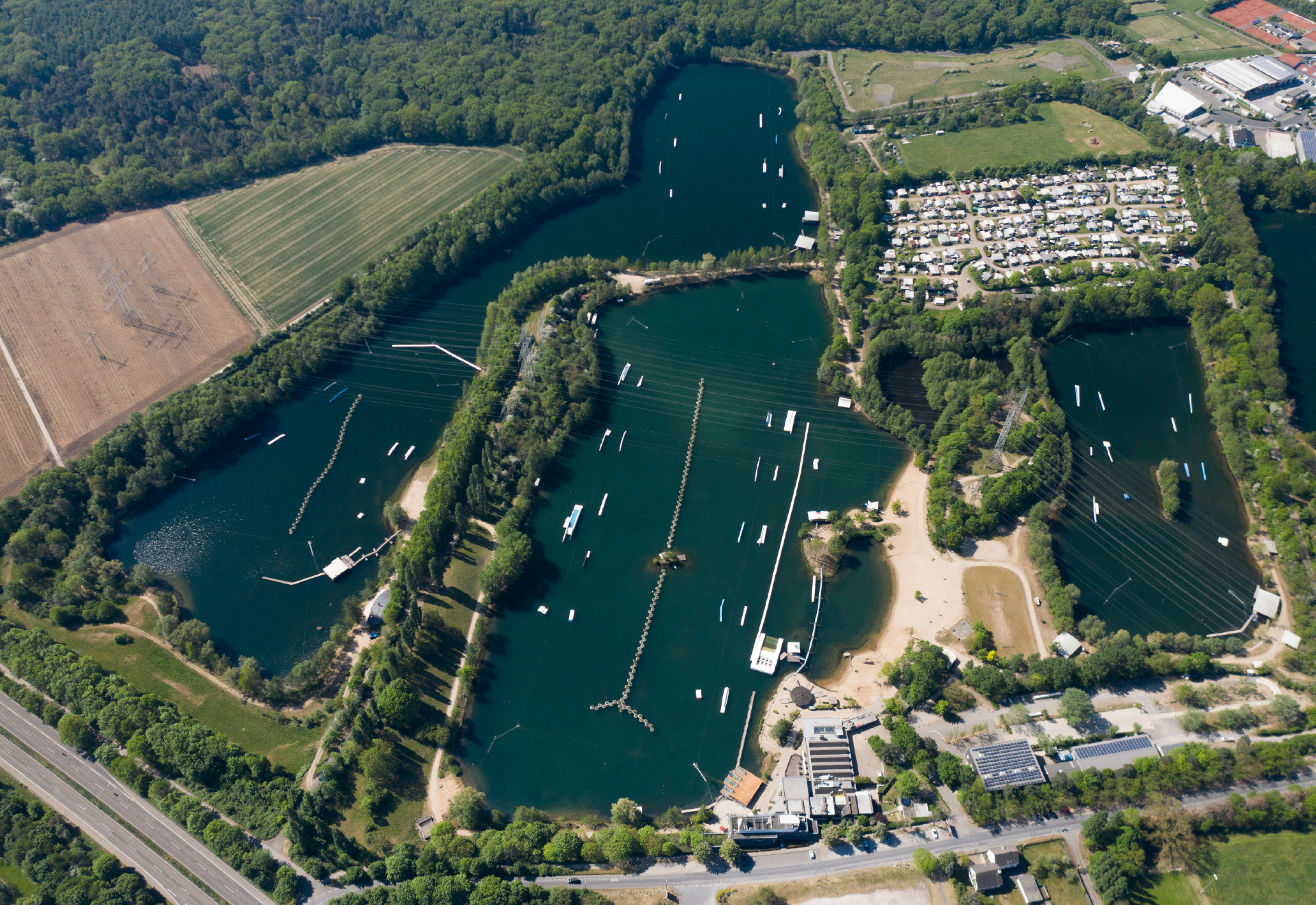 Luftbild mit der Übersicht über alle Seen der Wasserskianlage in Langenfeld