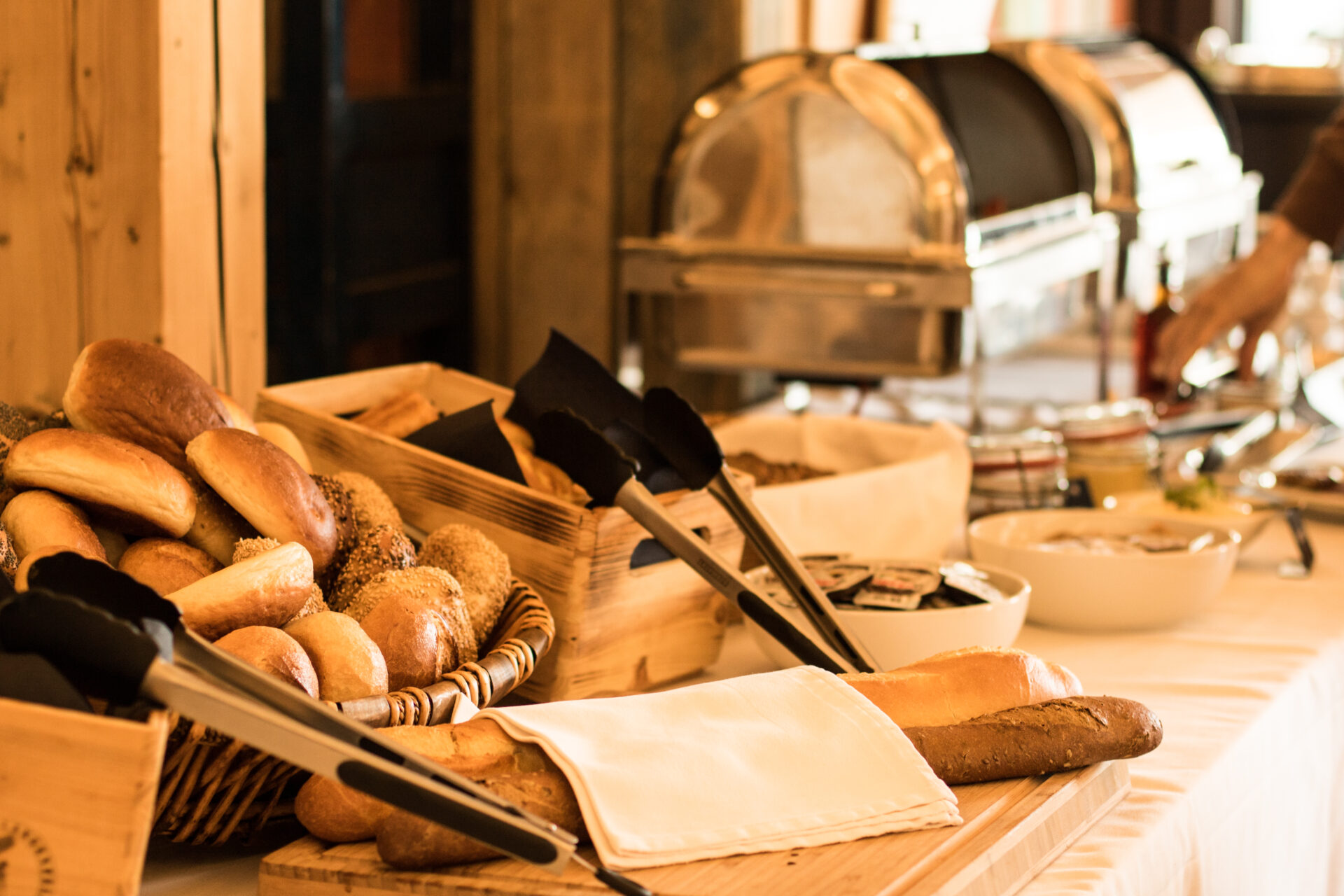 Nahaufnahme Brotkorb beim Frühstücksbuffet im Seehaus Langenfeld