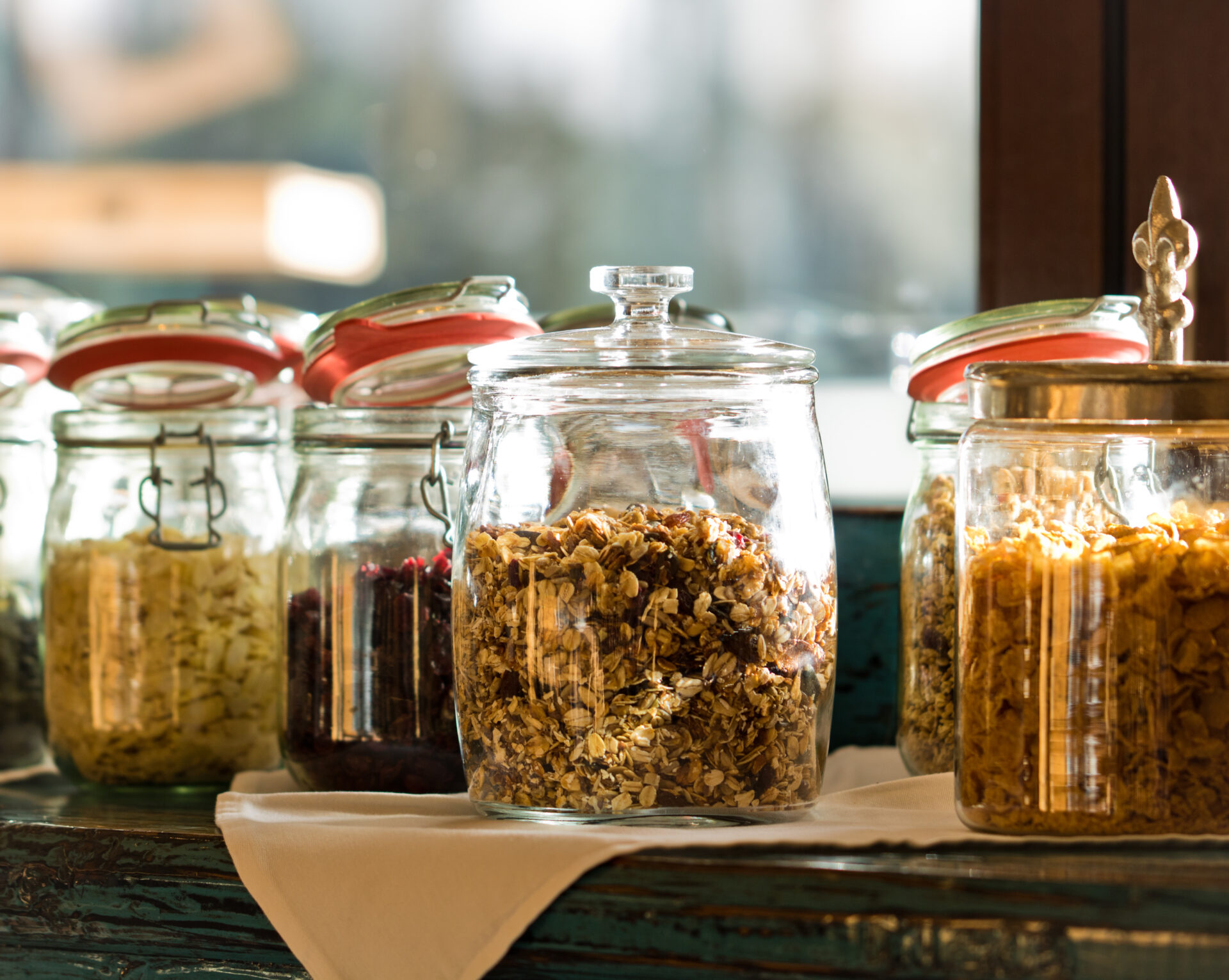 Portraitfoto von fünf Müsligläsern beim Frühstücksbuffet