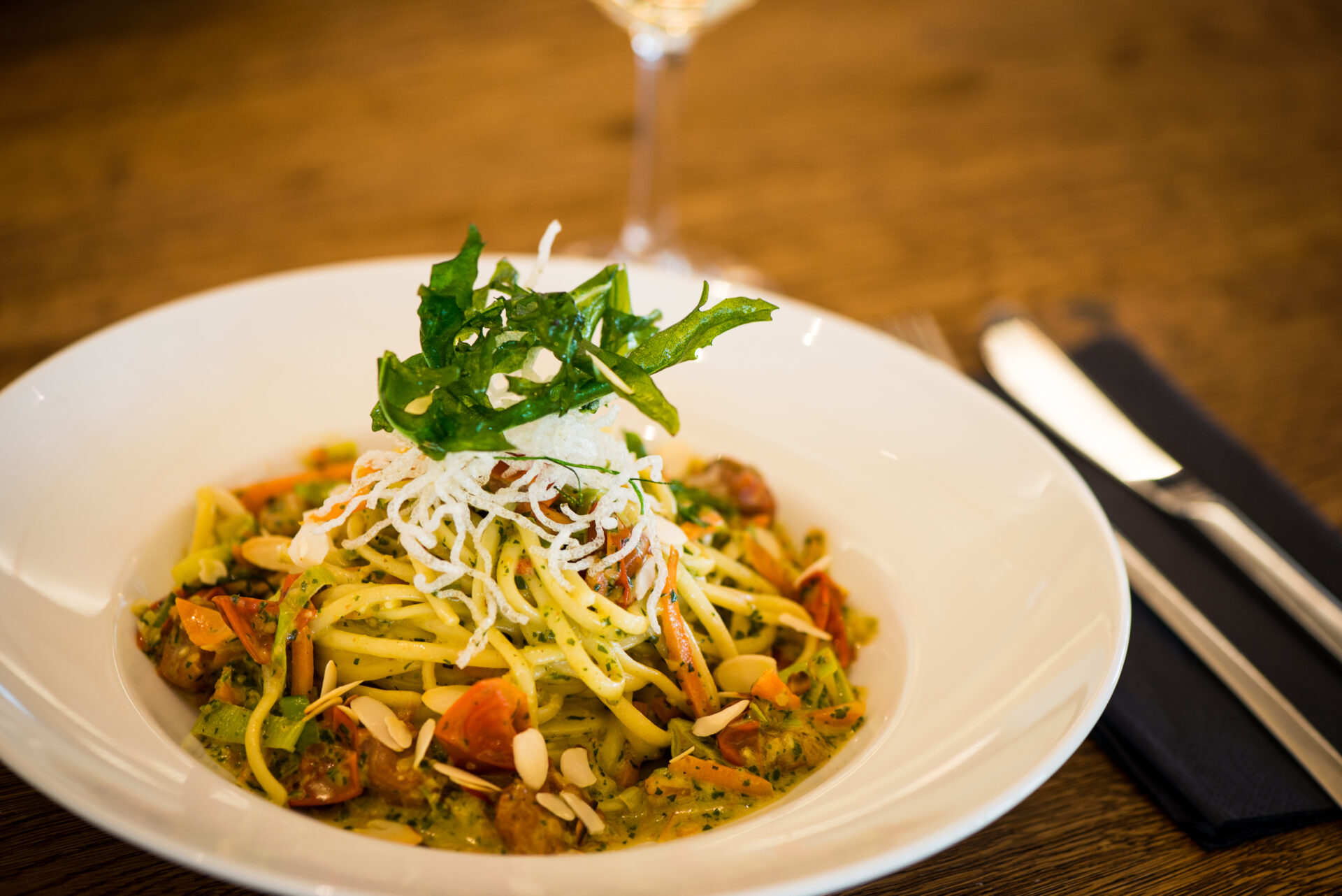 Nahaufnahme eines Pastagerichts, serviert auf einem weißen Teller