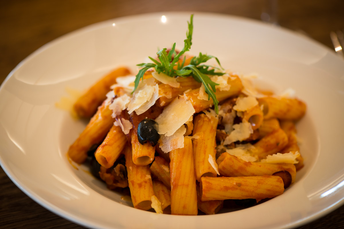 Nahaufnahme Pasta-Gericht mit Parmesan