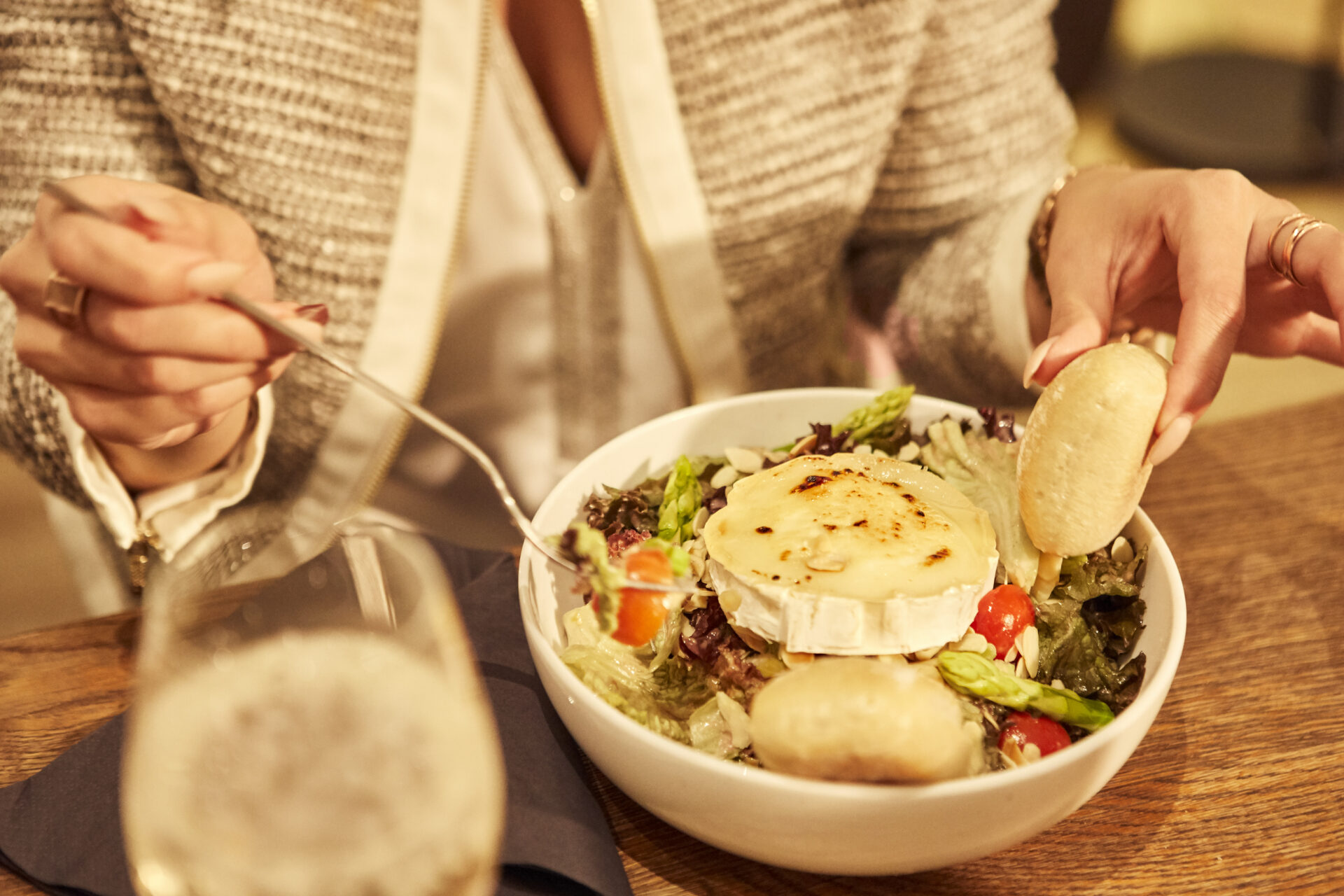 Nahaufname einer Frau vor einem Ziegenkäsesalat im Seehaus Langenfeld