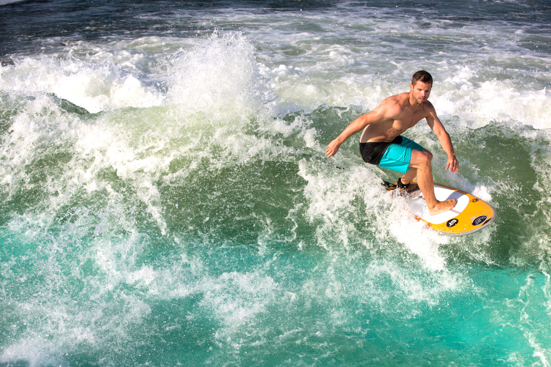 Surfer auf der Surf Langenfeld Welle im Sommer