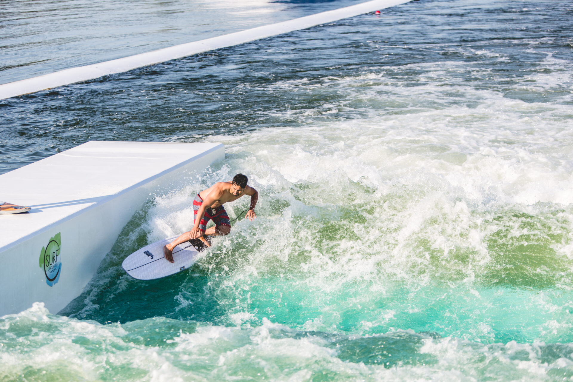 Surfer auf der stehenden Surf Langenfeld Welle im Sommer