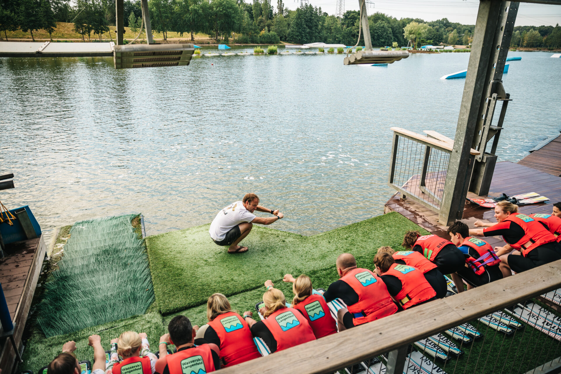Trainer macht eine Anfängereinweisung mit einer Wasserski-Anfängergruppe