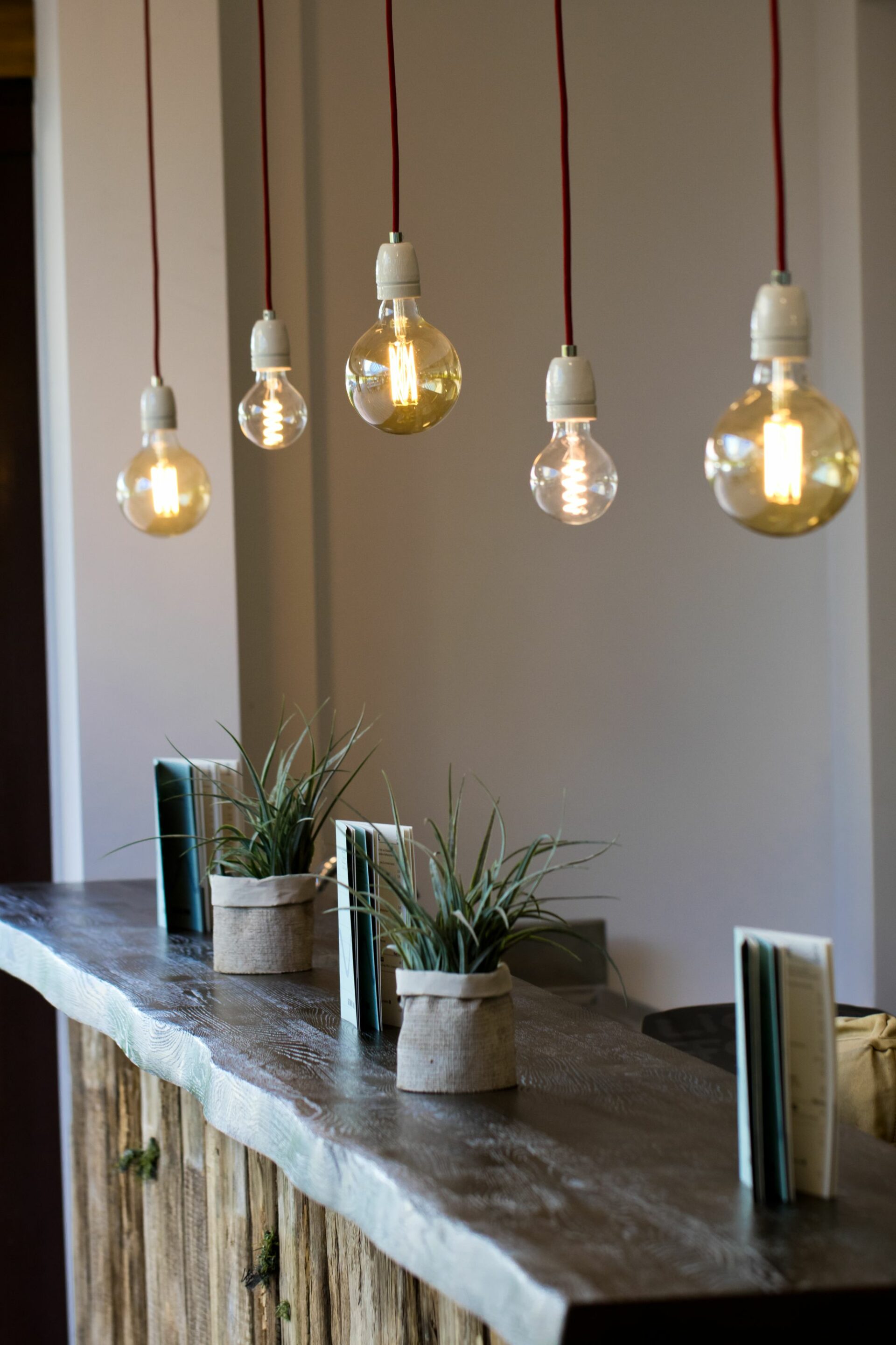 Die Bar im Eventraum aus Holz mit dekorativer Belechtung