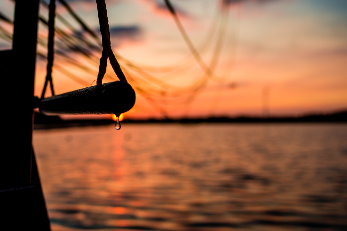 wasserski-langenfeld-hantel-sunset-session Ein Wassertropfen tropft von einer Hantel, im Hintergrund der Sonnenuntergang