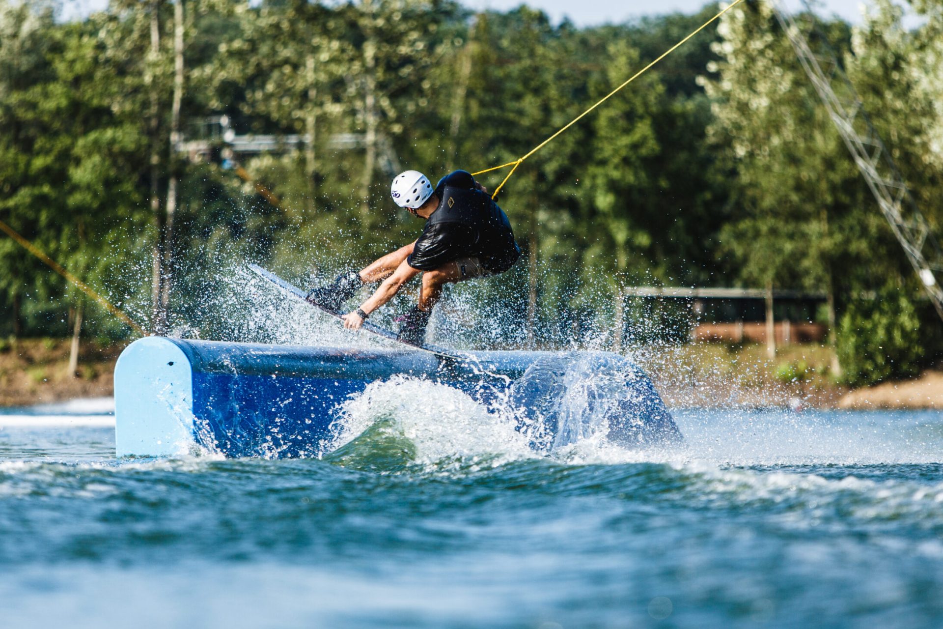wasserski-langenfeld-minibahn-frontboard-indie Wakeboarder macht einen frontboard indie über das Pro Rail