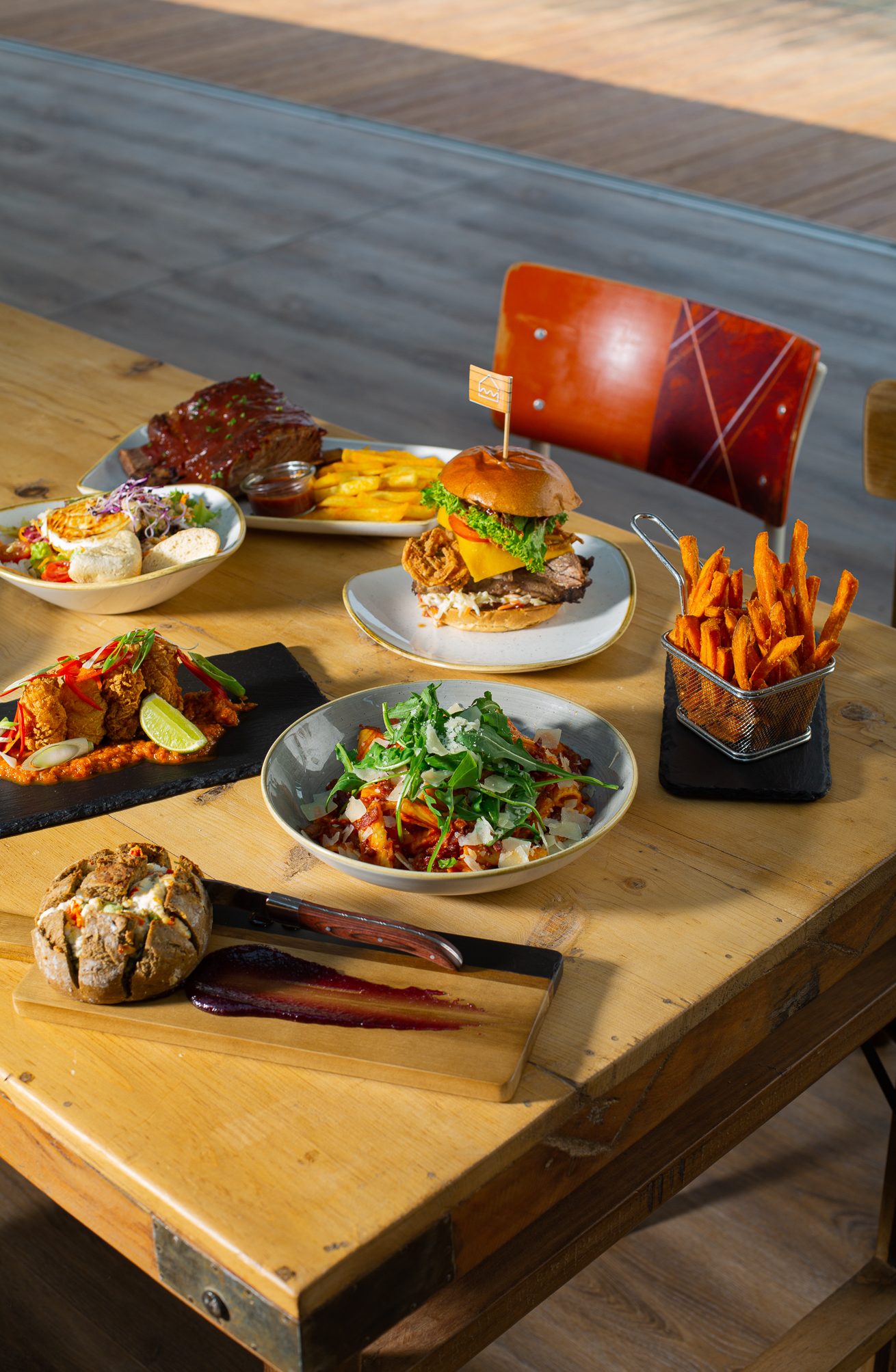 seehaus-langenfeld-tisch-speisen Gedeckter Tisch mit verschiedenen sommerlichen Speisen