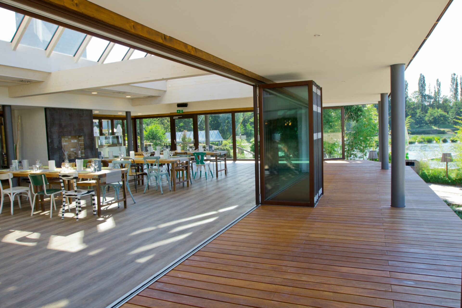 Blick in den Eventraum von der anliegenden Terrasse aus, die Glasfrontene sind komplett geöffnet