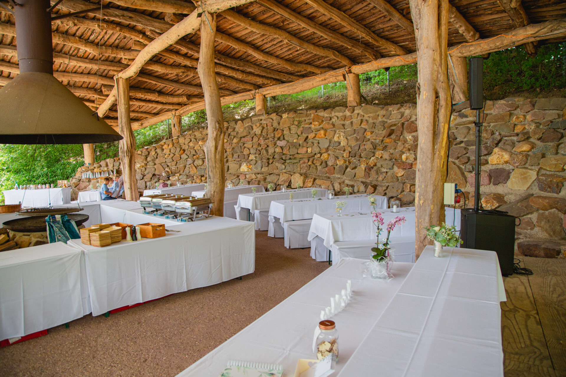 Eingedeckter Grillplatz 3C mit weißen Hussen und Tischdekoration