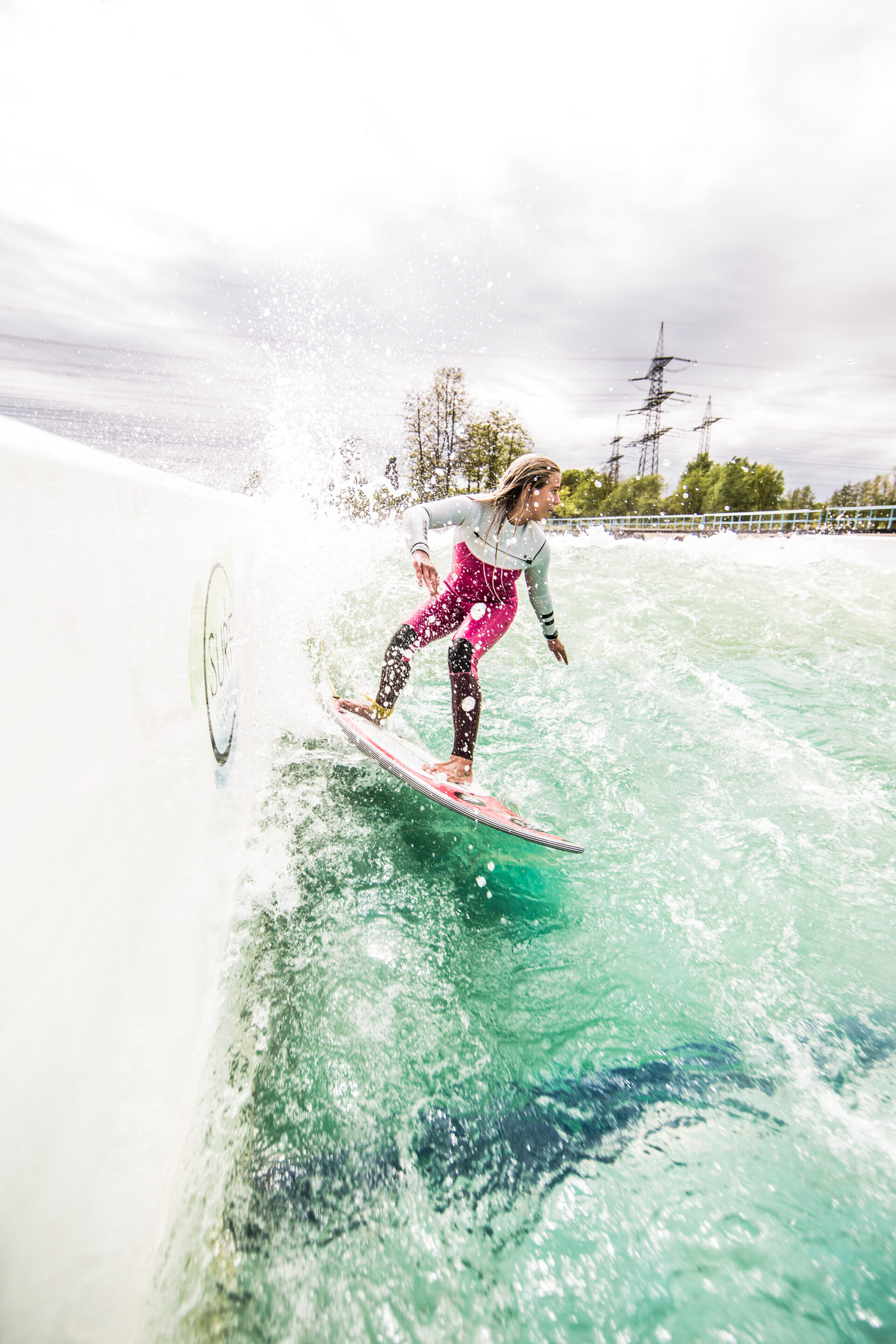 surf-langenfeld-mädchen-backside-turn-frühling Mädchen macht einen Backside Turn auf der Surf Langenfeld Welle