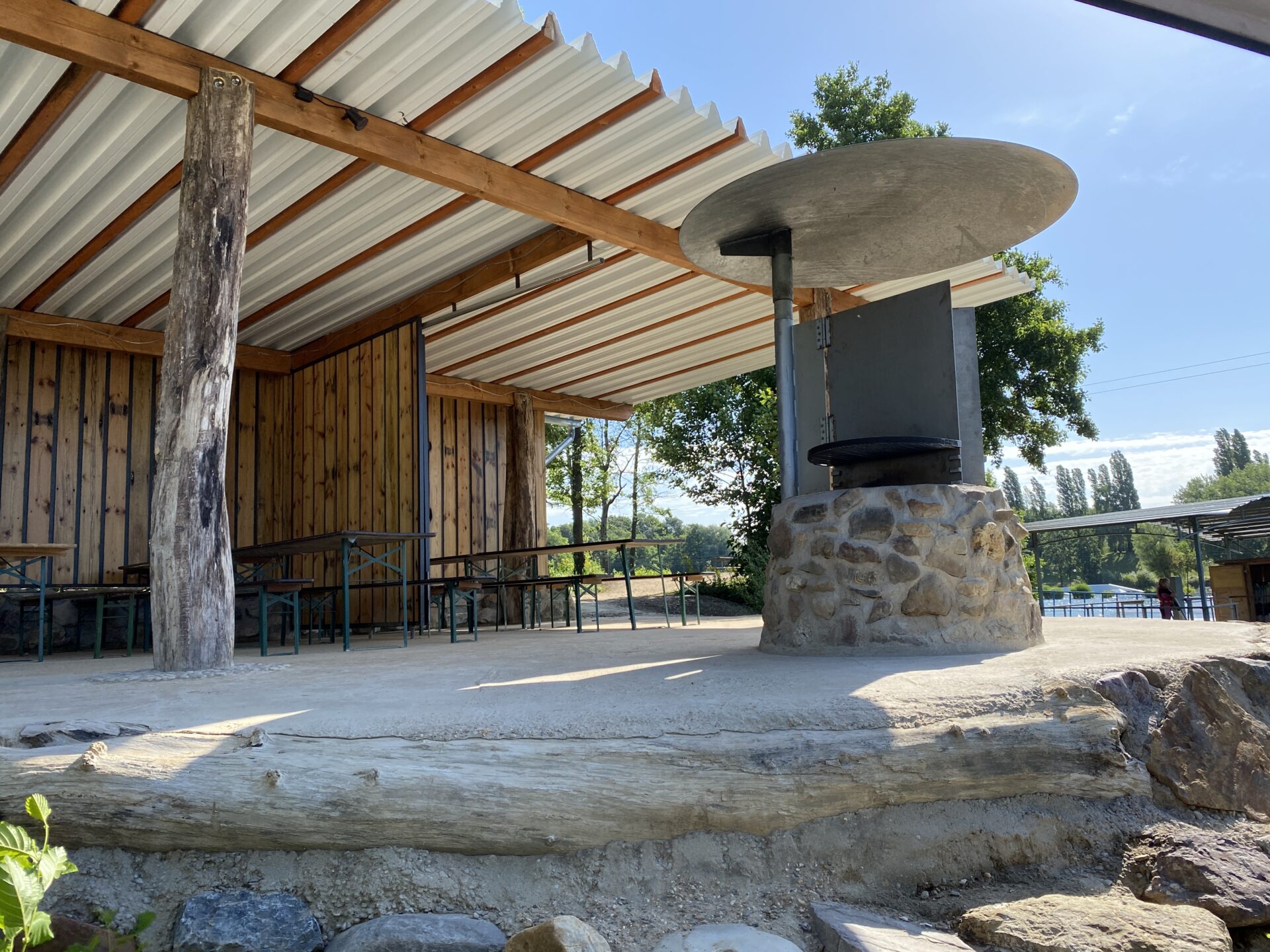 Überdachter Grillplatz mit Grillstelle im Sommer an der Minibahn