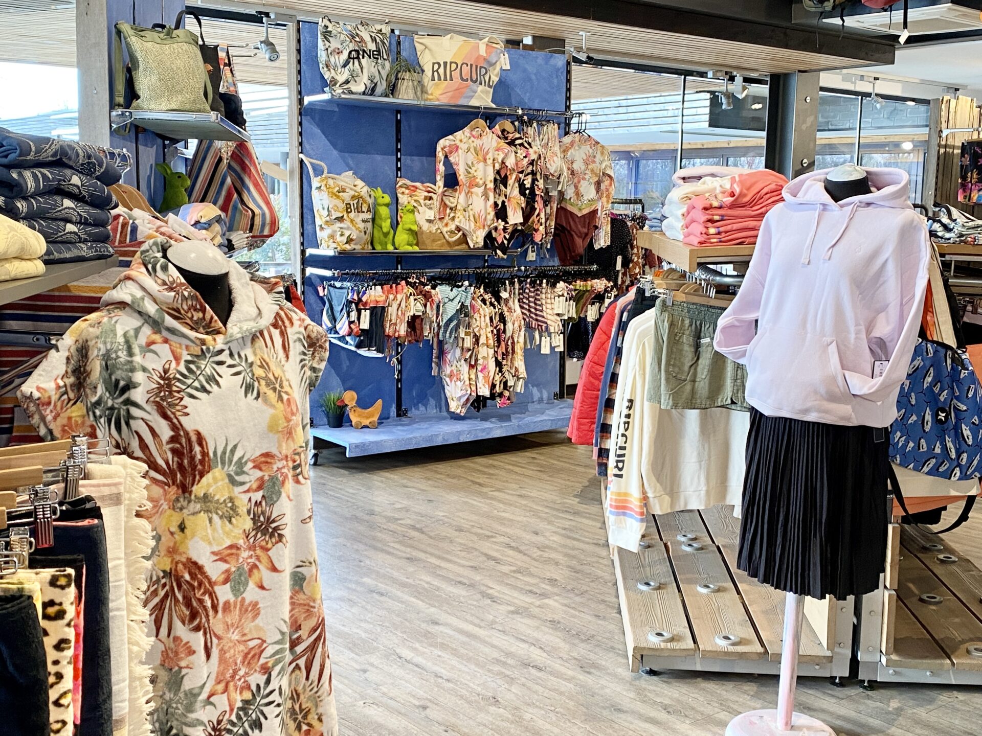 Erdgeschoss des Shops mit Bademode und Textil für Frauen