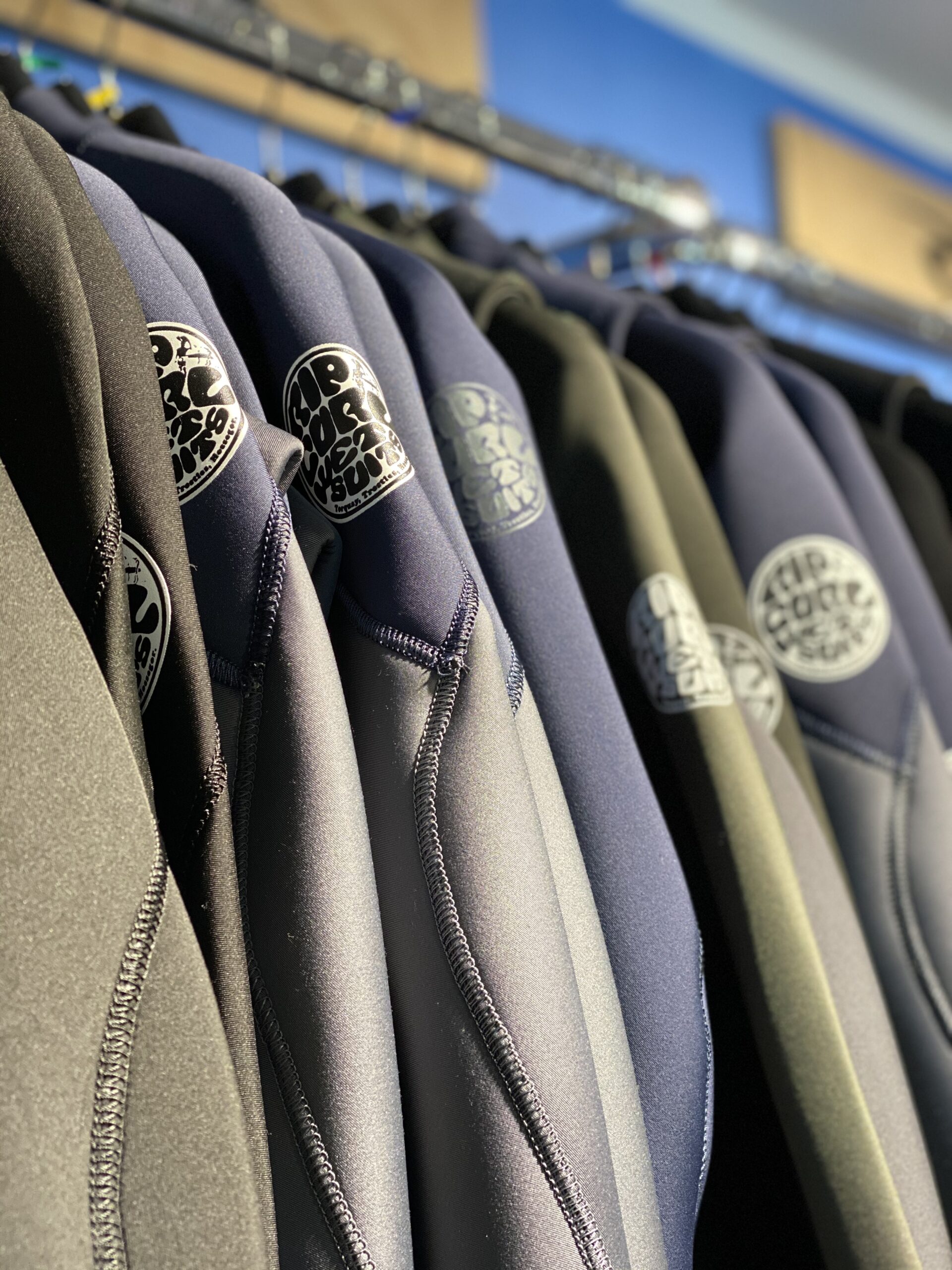 Neoprenanzüge von Rip Curl in verschiedenen Farben