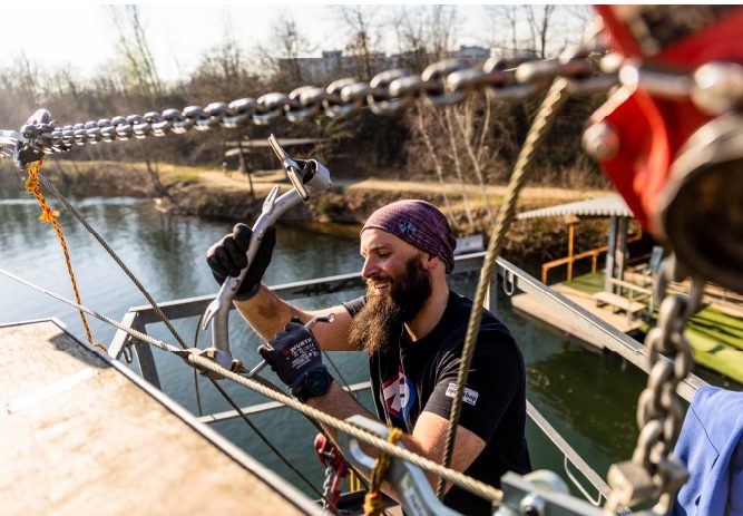 Job Kampagne WS 3 Ein Mitarbeiter wechselt einen Mitnehmer an der Seilbahn