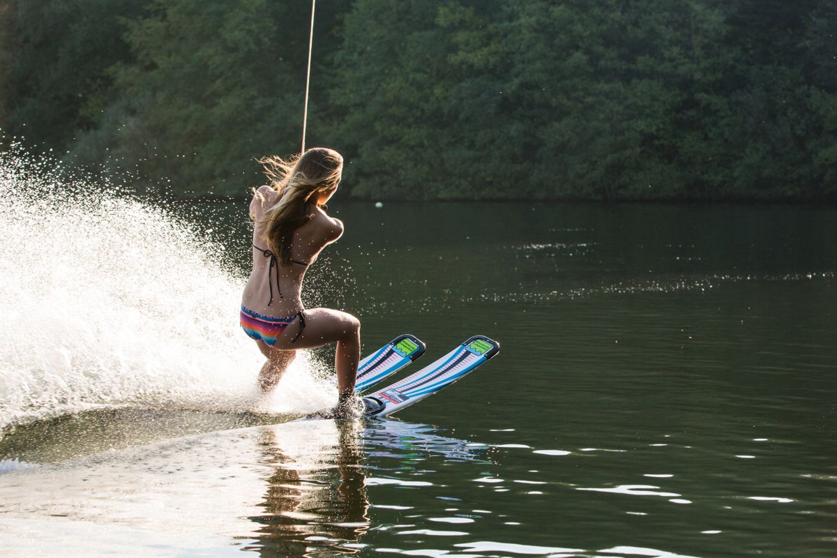 Eine Frau im Bikini fährt Wasserski