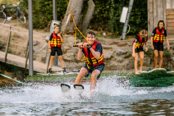 Wasserski Langenfeld An der Minibahn fährt ein Junge glücklich Wasserski