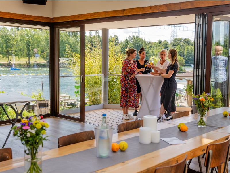 Eventraum_Seehaus_Langenfeld_quer_Hochzeit_Stehtisch_Frauen